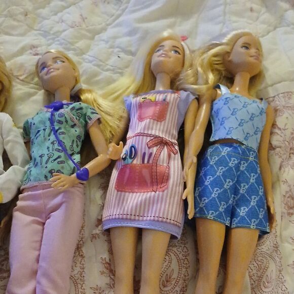 Barbies   - Picture 4 of 4